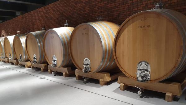 b.   DREVENÝ DUBOVÝ SUD  2 000 L - okrúhly 6