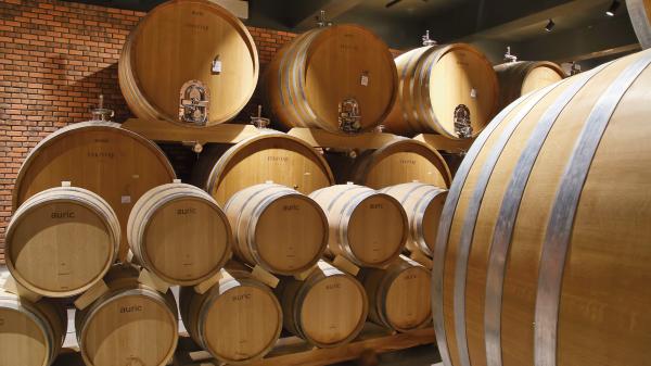 c.  DREVENÝ DUBOVÝ SUD 2 500 L - okrúhly 4